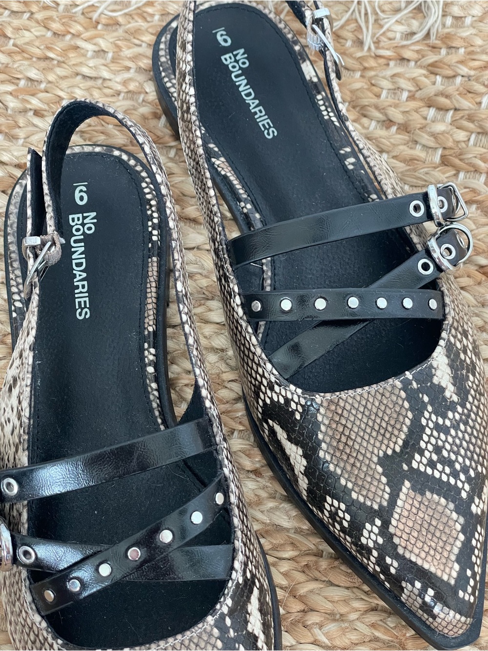 NWOT No Boundaries Black White Snake Print Pointed Mules 9 Animal Print Toe Fall - Picture 3 of 8